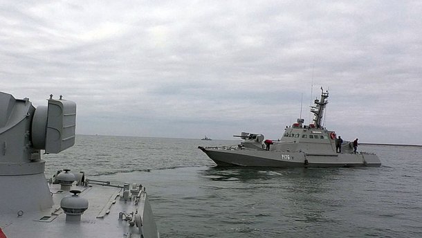 Українські військові продовжать ходити через Керченську протоку, – Хомчак