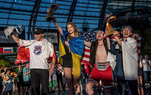 Украинка стала чемпионкой мира по запуску бумажных самолетиков