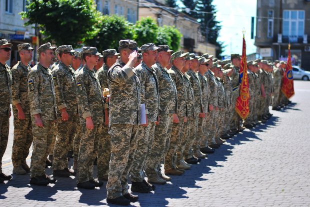 Украинские миротворцы вернулись из Косово: трогательные фото встреч с семьями