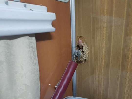 «Укрзалізниця» попала в очередной скандал с поломанной полкой (фото)