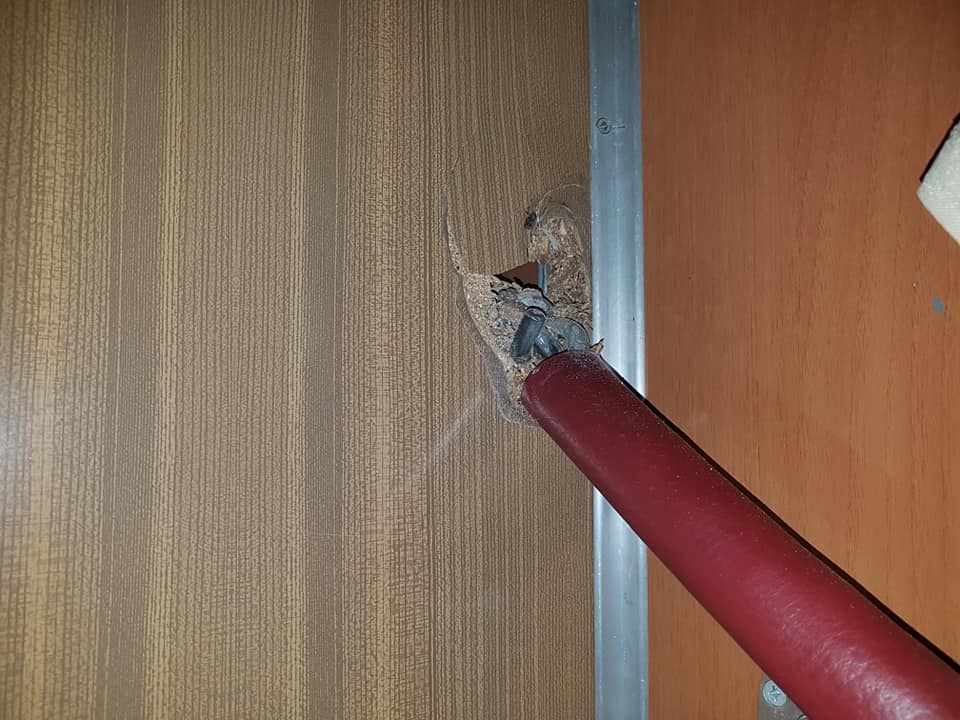 «Укрзалізниця» попала в очередной скандал с поломанной полкой (фото)