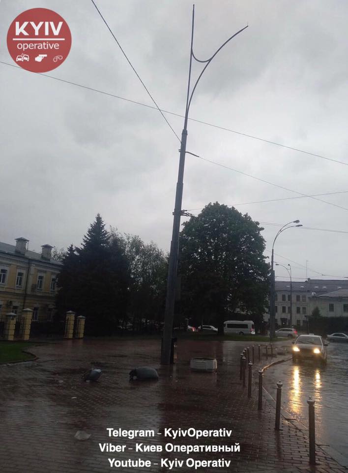 Упавшие деревья и улицы-реки: появились фото и видео последствий бури в Киеве