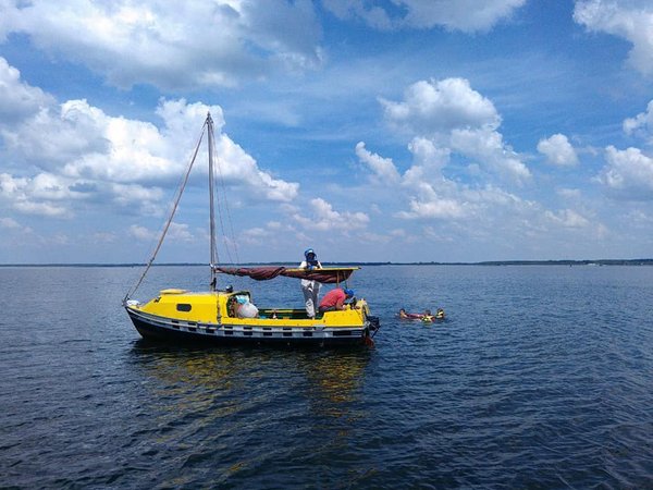 Управление яхтой, купание и ночевка в лесу: чему учат в яхтенном лагере «Летучая Рыба» под Киевом (фото)