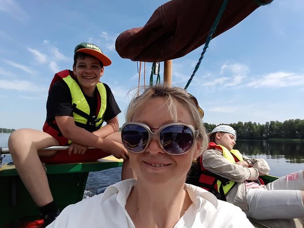 Управление яхтой, купание и ночевка в лесу: чему учат в яхтенном лагере «Летучая Рыба» под Киевом (фото)