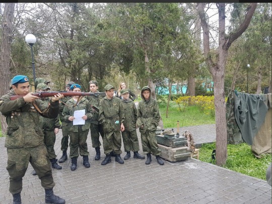 Уровень милитаризаци зашкаливает: в сети показали детские военные учения в Крыму (фото)