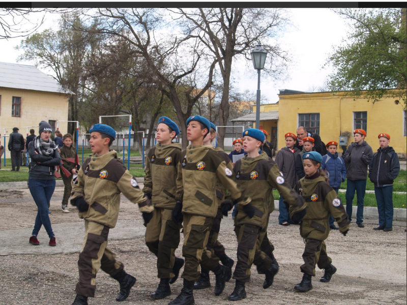 Уровень милитаризаци зашкаливает: в сети показали детские военные учения в Крыму (фото)