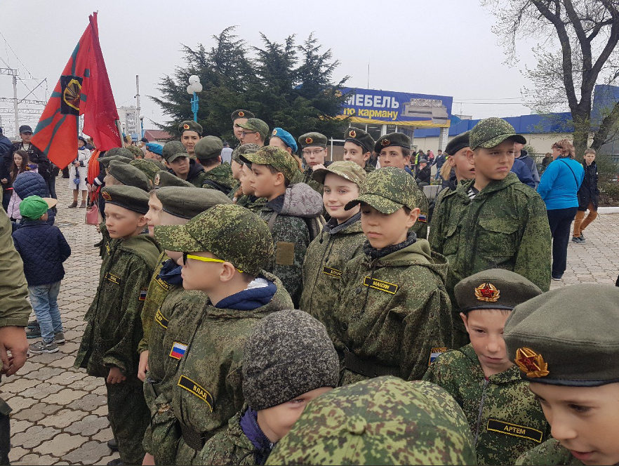 Уровень милитаризаци зашкаливает: в сети показали детские военные учения в Крыму (фото)