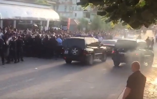 В Албании напали на кортеж премьера