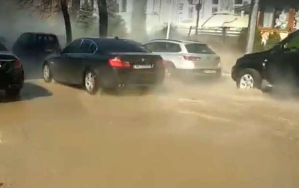 В центре Киева улицу залило кипятком