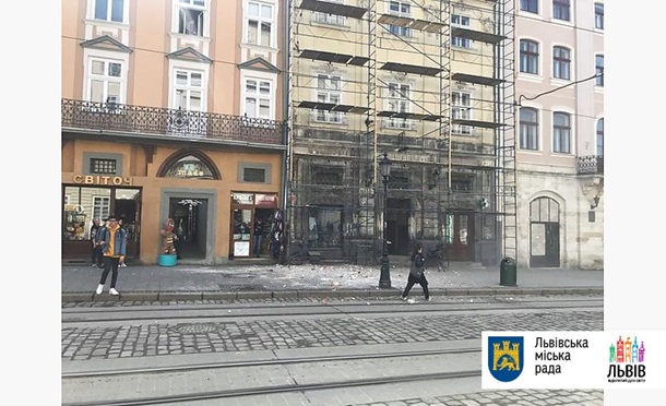 В центре Львова на прохожих обвалились кирпичи