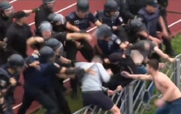 В Черкассах ультрас подрались с полицией