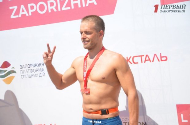 Відбувся наймасовіший заплив через Дніпро в історії України: фото та відео