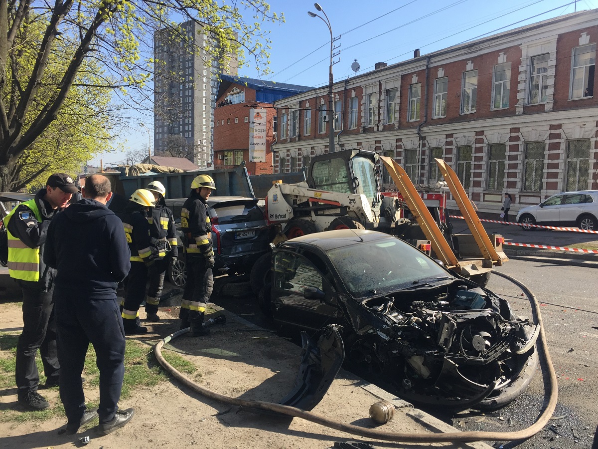 В Днепре грузовик снес 14 автомобилей: фото и видео масштабного ДТП