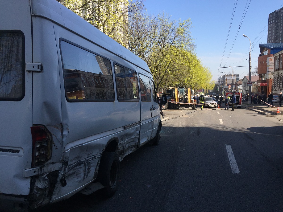 В Днепре грузовик снес 14 автомобилей: фото и видео масштабного ДТП