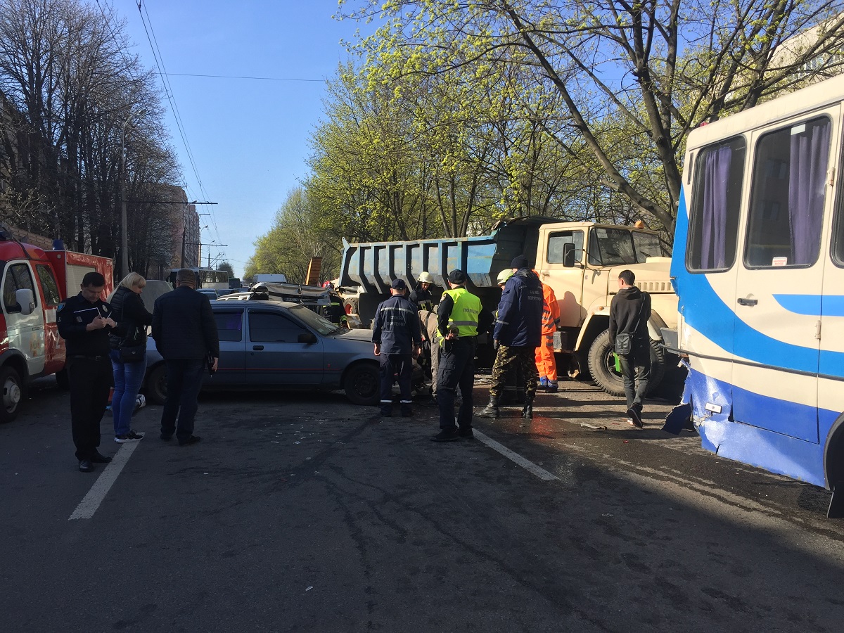 В Днепре грузовик снес 14 автомобилей: фото и видео масштабного ДТП