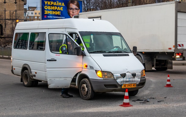 В Днепре столкнулись маршрутка с пассажирами и автомобиль