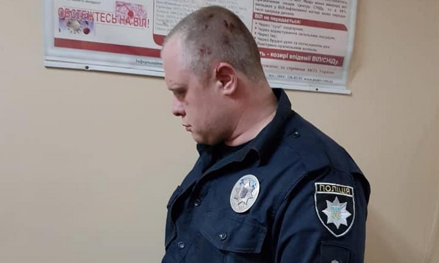 В Днепропетровской области на полицейских напали с ножом и молотком: четыре человека ранены (фото)