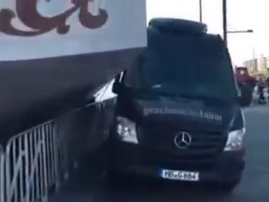 В Германии российский корабль протаранил Mercedes (видео)