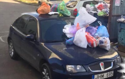 В Харькове героя парковки завалили мусором