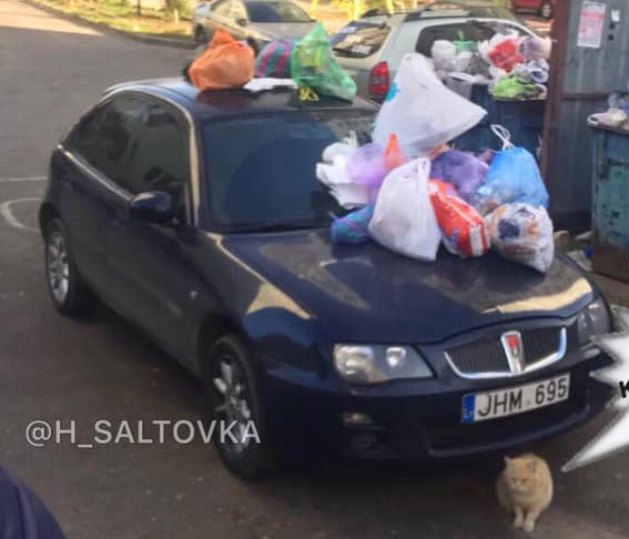 В Харькове героя парковки завалили мусором