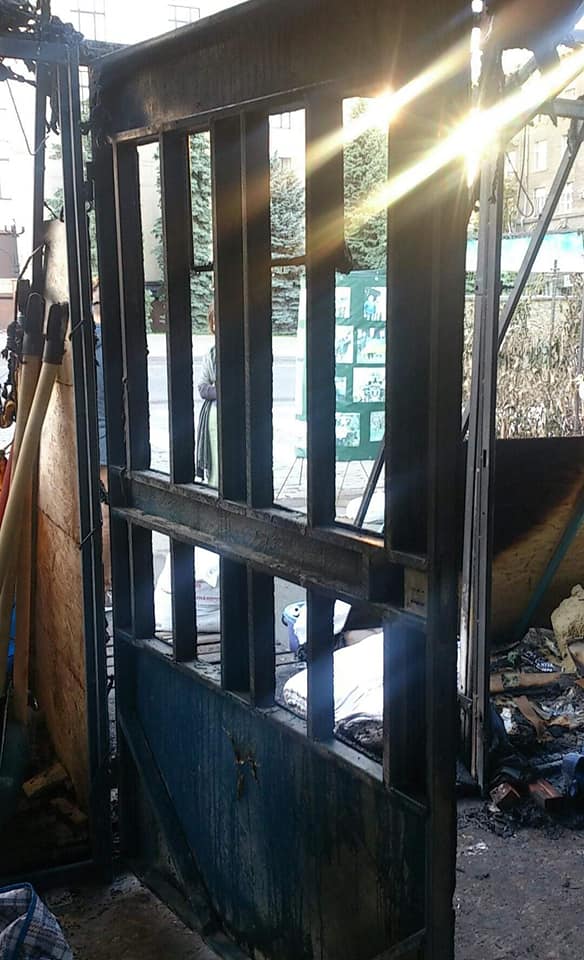 В Харькове подожгли палатку, где собирали помощь военным: фото