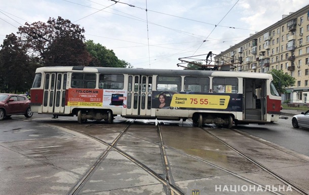 В Харькове трамвай сошел с рельсов и врезался в авто
