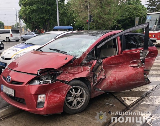 В Харькове трамвай сошел с рельсов и врезался в авто