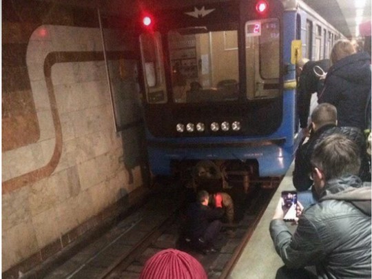В харьковском метро мужчина упал под поезд: фото с места ЧП