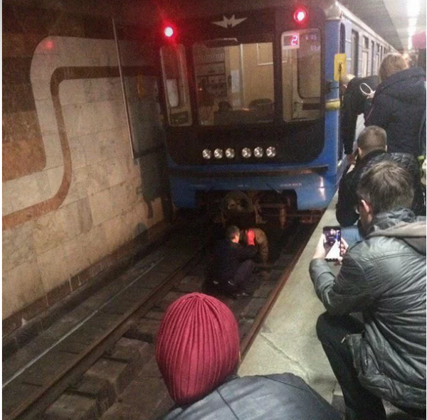 В харьковском метро мужчина упал под поезд: фото с места ЧП