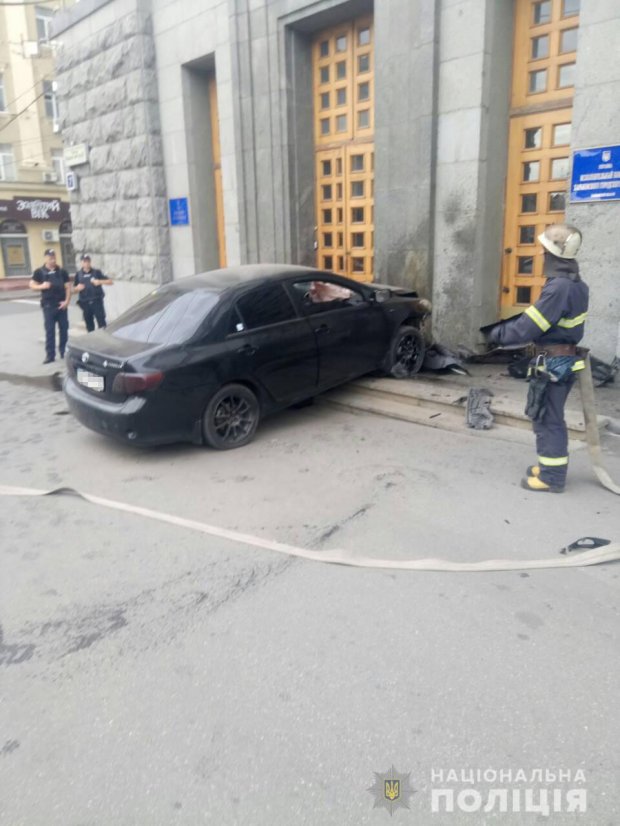 В Харьковскую мэрию врезался автомобиль: фото