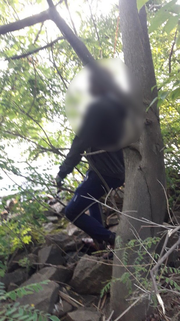 В Києві на березі річки повісився чоловік