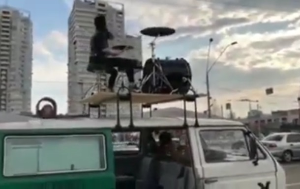 В Киеве барабанщик сыграл на крыше авто