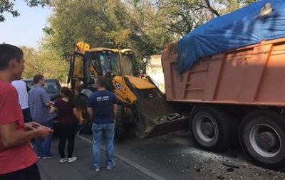 В Киеве КамАЗ без водителя протаранил три авто