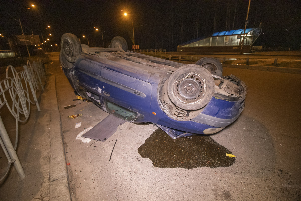 В Киеве на Харьковской площади Renault подрезал ZAZ и перевернулся (фото, видео)