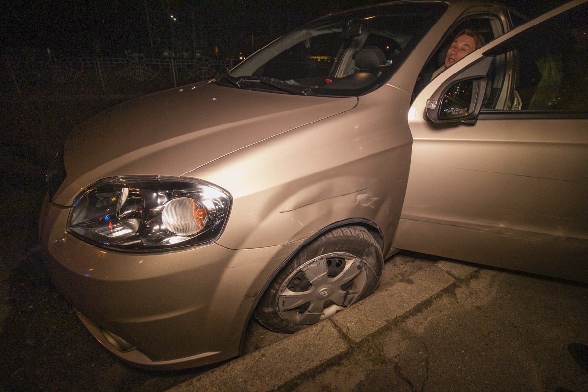 В Киеве на Харьковской площади Renault подрезал ZAZ и перевернулся (фото, видео)