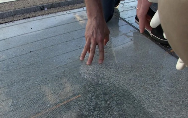 В Киеве на новом мосту меняют треснувшие стекла