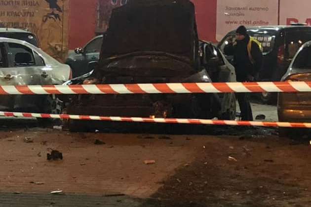 В Киеве на парковке взорвалось авто: мужчине оторвало кисть (фото, видео)