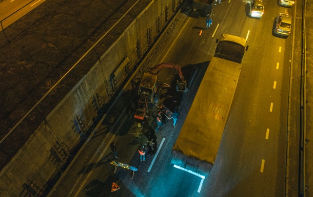 В Киеве на Южном мосту автомобиль врезался в трактор и перевернулся