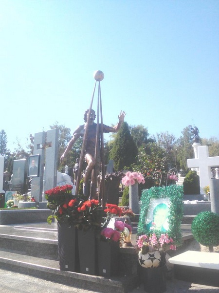 В Киеве открыли памятник футболисту Андрею Гусину