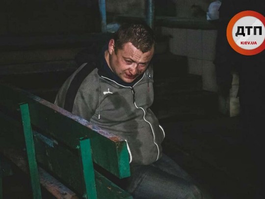 В Киеве пьяный водитель такси устроил кровавую поножовщину: детали и фото с места ЧП