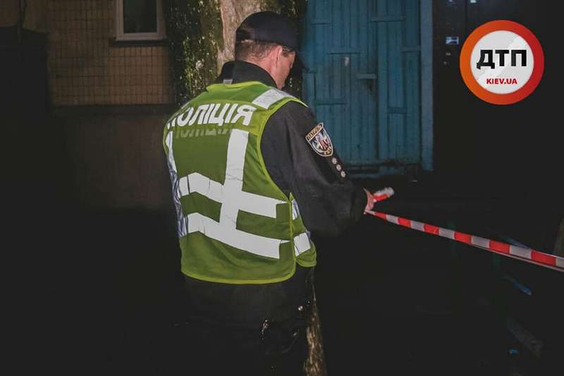 В Киеве пьяный водитель такси устроил кровавую поножовщину: детали и фото с места ЧП