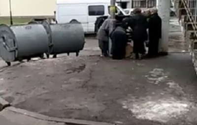 В Киеве пенсионеры подрались за просрочку, выброшенную на помойку