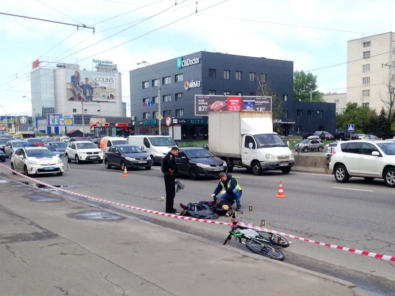 В Киеве велосипедист погиб под колесами самосвала: фото с места происшествия