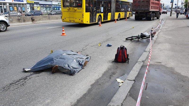 В Киеве велосипедист погиб под колесами самосвала: фото с места происшествия