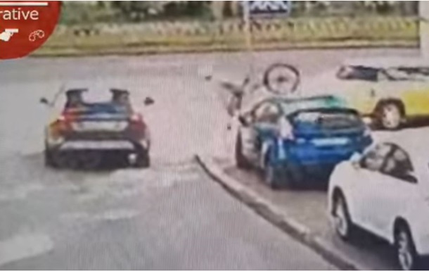 В Киеве велосипедист протаранил головой авто