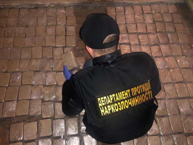 В Киеве задержали группу иностранцев-наркодилеров: изъята крупная партия героина (фото)