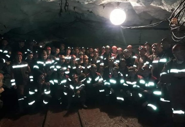 В Кривом Роге 150 шахтеров вторые сутки отказываются подниматься на поверхность из-за забастовки
