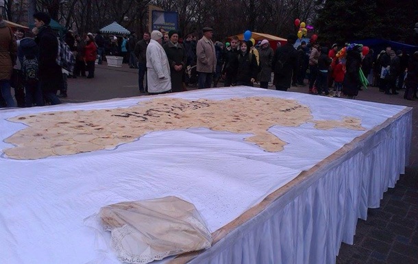 В Мариуполе из блинов сделали карту Украины