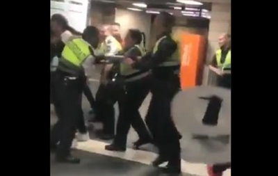 В метро Барселоны охранники избили пассажира