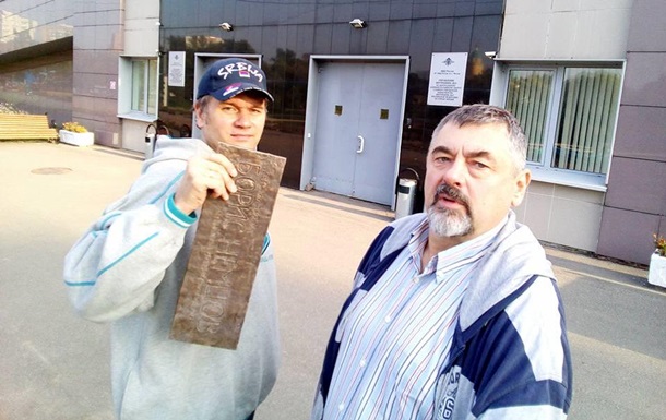 В Москве сняли мемориальную табличку с дома Немцова
